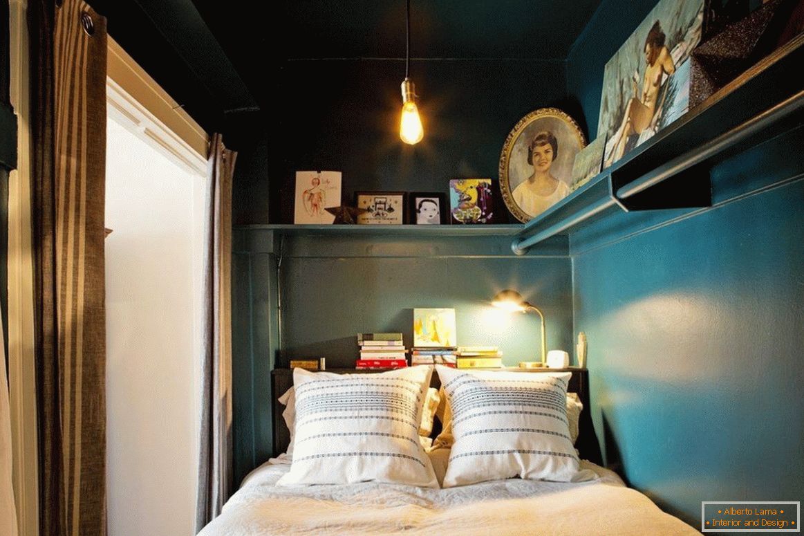 Mała sypialnia w ciemnym kolorze