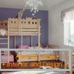 Pokój dziecięcy z drewnianym piętrowym łóżkiem