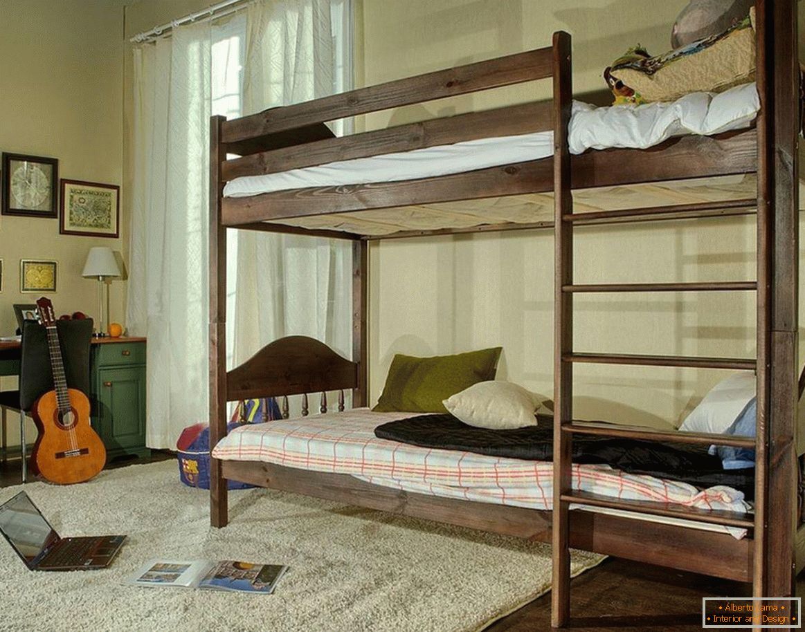Pokój dla nastolatka z drewnianym łóżkiem piętrowym