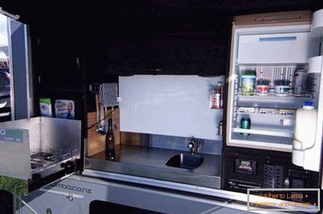 Mini-dom na kółkach: kuchnia z lodówką