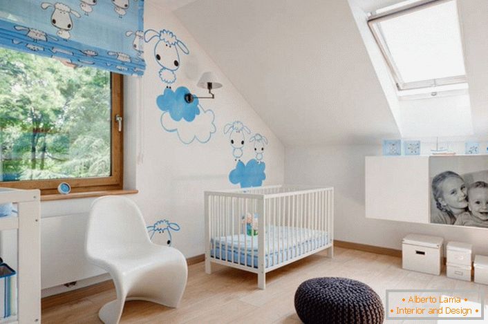 Projekt wnętrza dziecięcego pokoju w skandynawskim stylu jest interesujący z kreatywnym projektem ścian. Rysunki-naklejki - odpowiednia opcja do dekoracji dzieci.