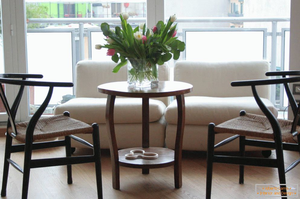 Nietypowe kształty krzeseł i stół z kwiatami