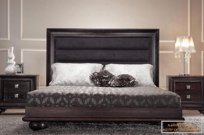 Łóżko wenge z wysokim miękkim zagłówkiem to niezwykłe, kreatywne rozwiązanie dla zwykłego mieszkania miejskiego.