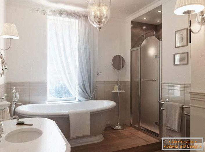 Duża ceramiczna biała łazienka staje się główną atrakcją wnętrza pokoju. Okno jest pokryte półprzezroczystą kurtyną wykonaną z naturalnego materiału, który w pełni odpowiada stylistyce Art Nouveau.