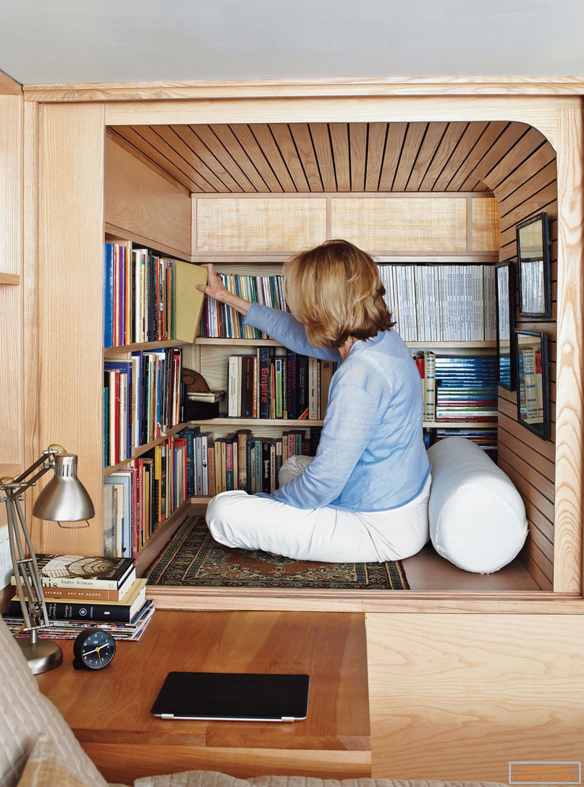 Biblioteka w małym dwupoziomowym mieszkaniu