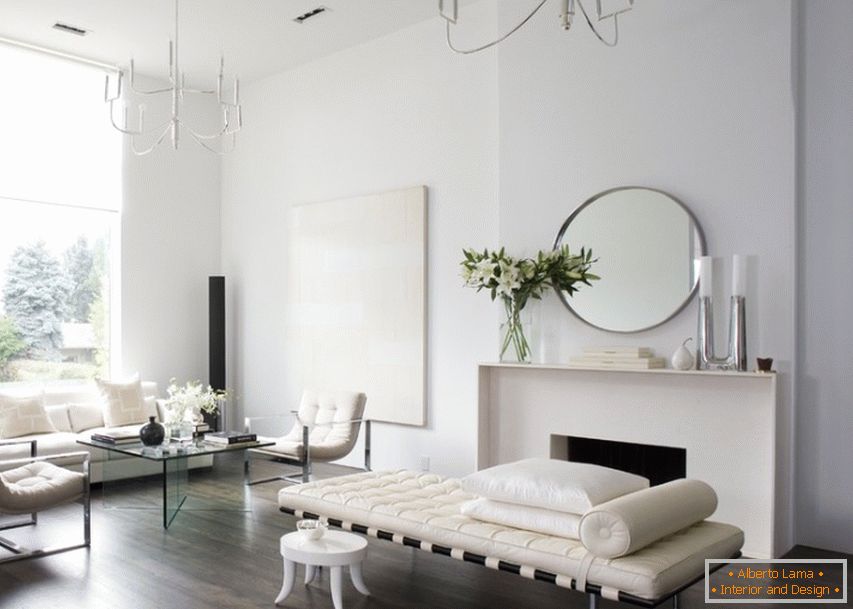 Lakoniczny i powściągliwy design salonu w minimalistycznym stylu w wiejskim domu słynnego francuskiego artysty.