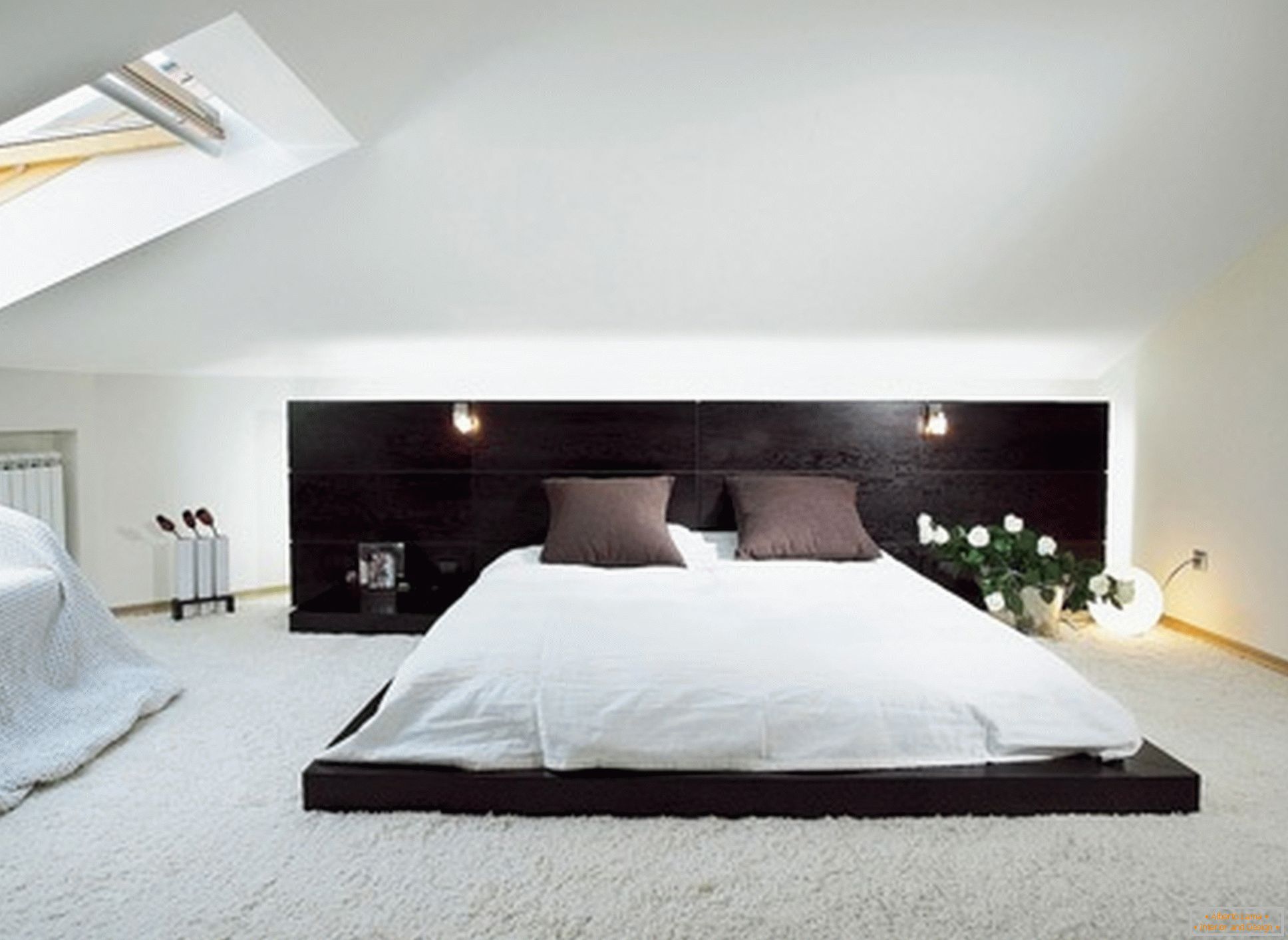 Luksusowa sypialnia w stylu minimalizmu - przykład udanego projektu małego pokoju na poddaszu.