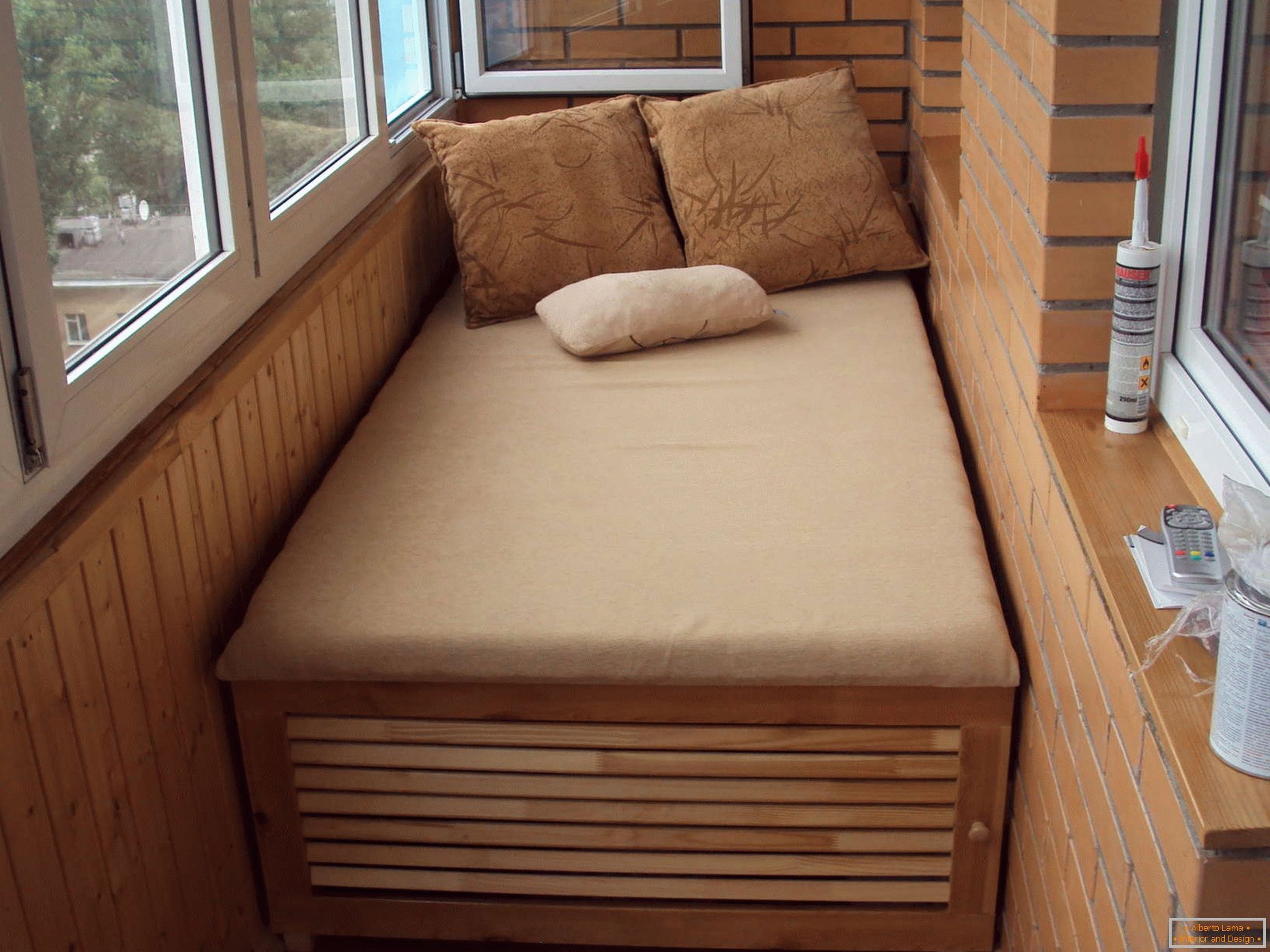 Szafa-łóżko na balkonie