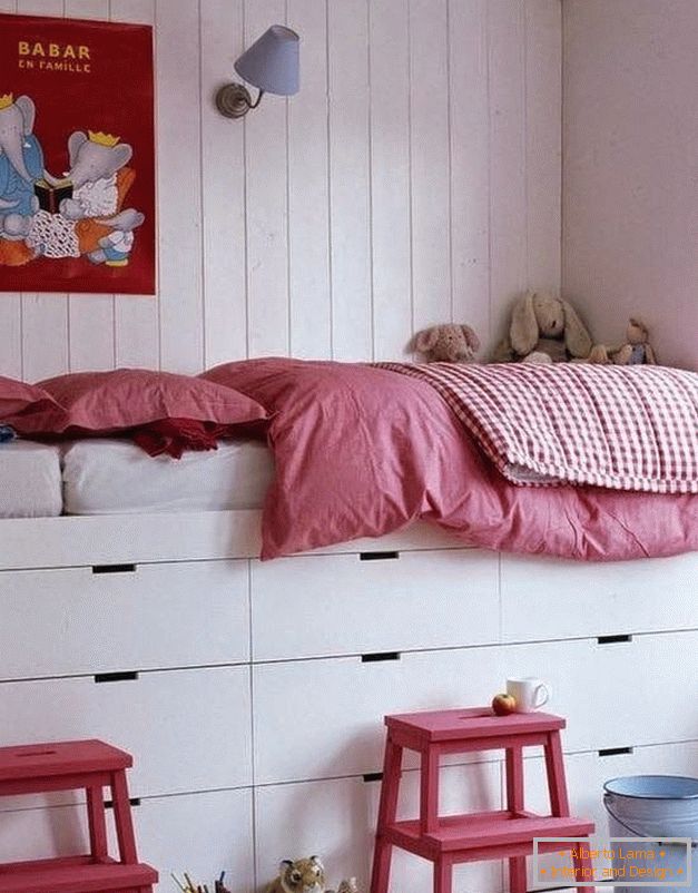 Łóżko na podeście, aby zwiększyć przestrzeń w sypialni