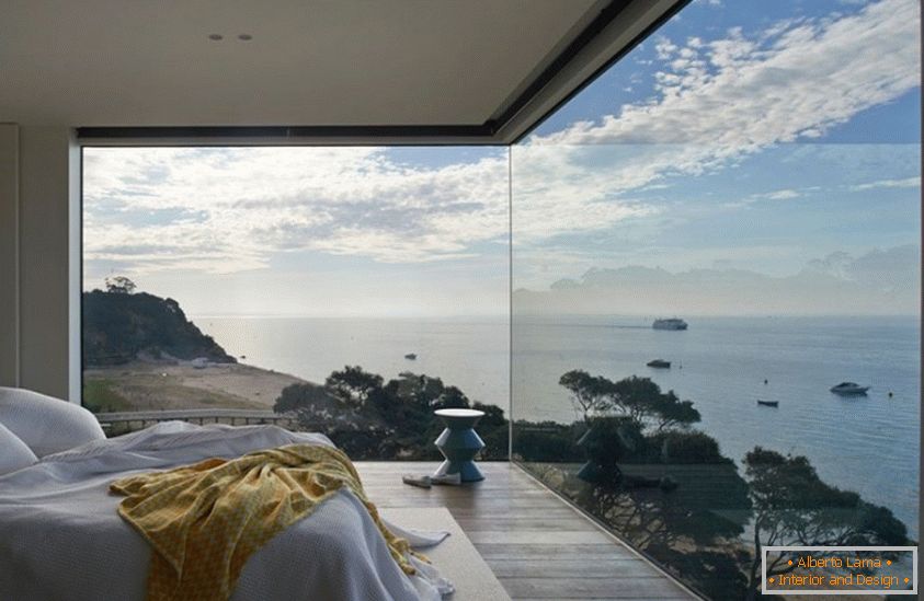 Panoramiczne okna w sypialni
