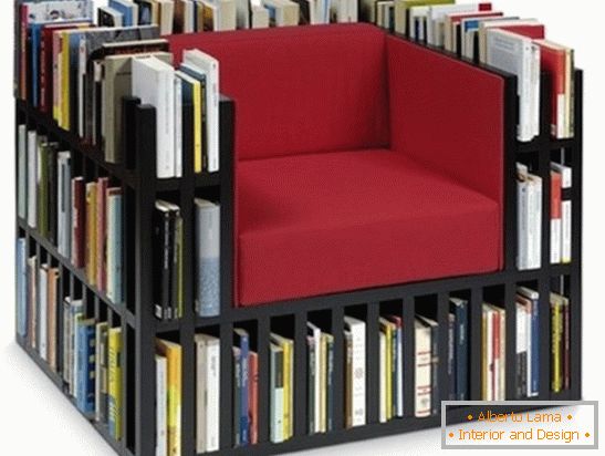 Fotel z komórkami na książki