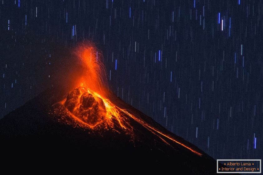 Erupcja wulkanu на фоне звёздного неба