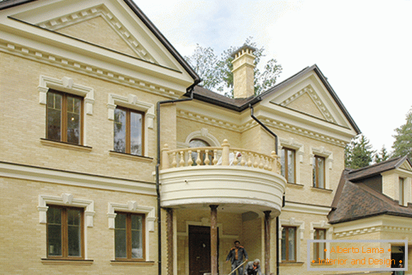 Fasada domów z dekoracją stiukową z poliuretanu