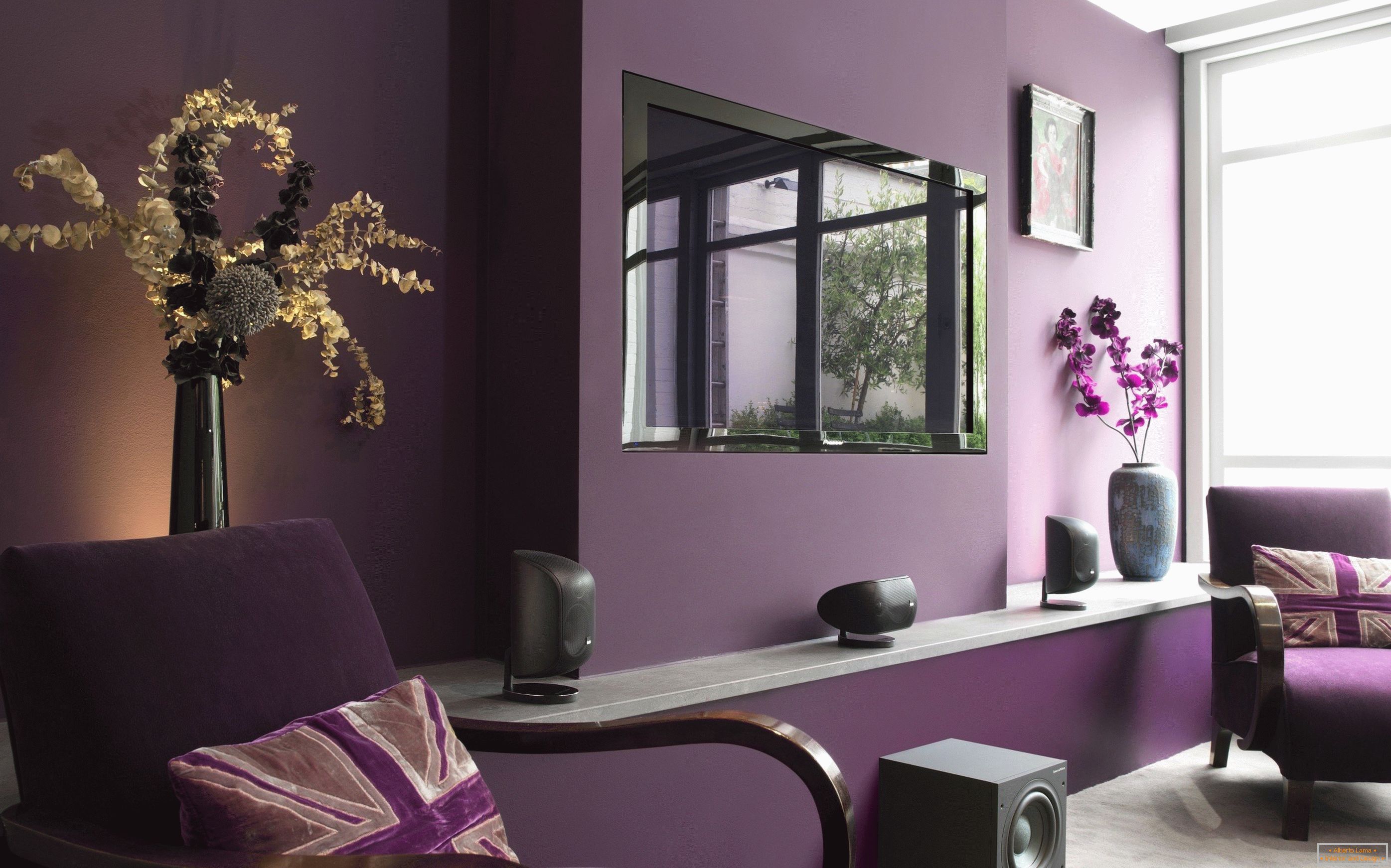 Fioletowy kolor we wnętrzu salonu