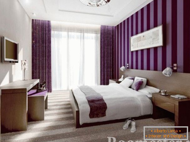 Sypialnia z tapetą w fioletowe paski