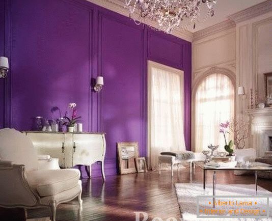 Fioletowy kolor we wnętrzu salonu комнаты