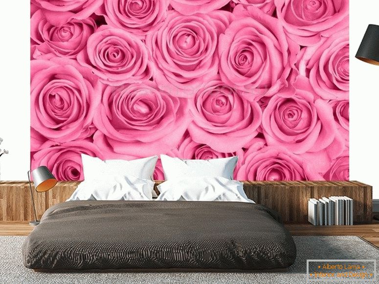 Jasne róże na ścianie w sypialni