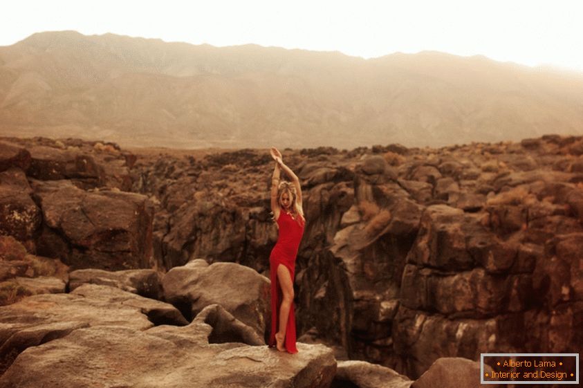 Hannah Kirkelie w sesji zdjęciowej na pustyni