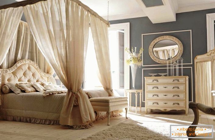 Duże łóżko z baldachimem w barokowej sypialni.