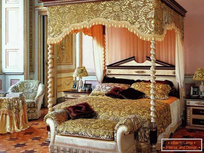 Elegancka przestronna sypialnia z baldachimem nad łóżkiem.