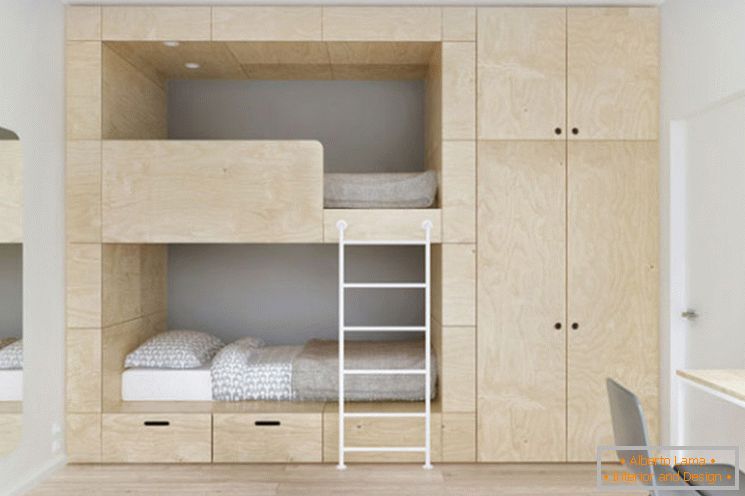 Wbudowane łóżko piętrowe w małej sypialni