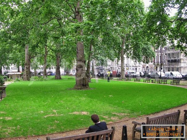 Ławki w parku londyńskim