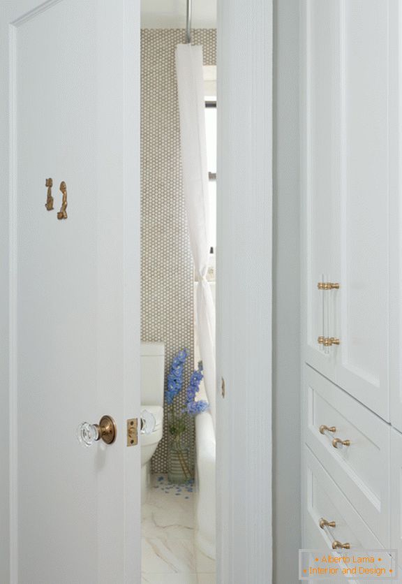 Białe drzwi do łazienki z marmurową podłogą
