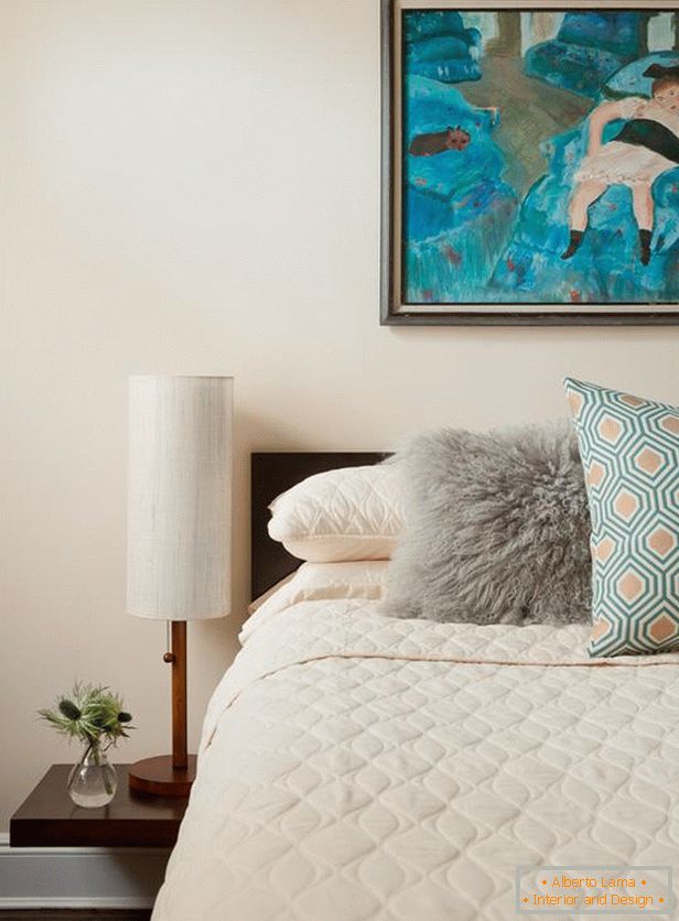 Sypialnia w pastelowych kolorach i niezwykły wzór w turkusowym kolorze
