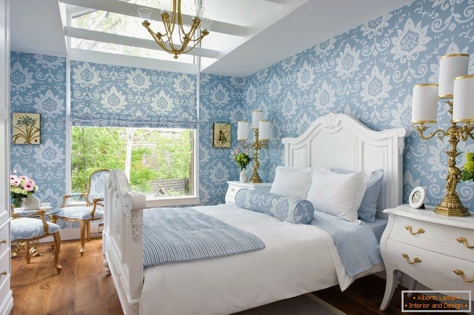 Lekka sypialnia z zasłonami i niebieskimi ścianami