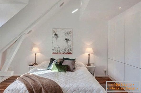 Wnętrze małej sypialni na poddaszu в белом цвете