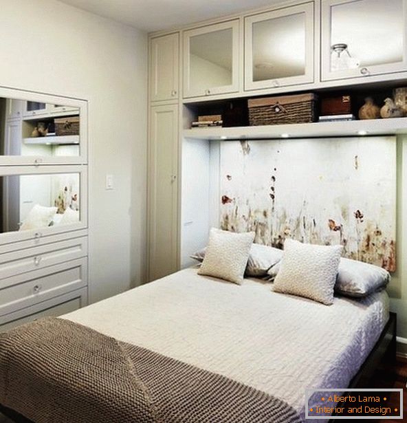 Wnętrze małej sypialni w kolorze białym