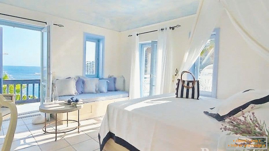 Bardzo jasna sypialnia w greckim stylu z panoramicznymi oknami