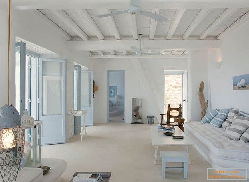 Salon w stylu greckim z belkami stropowymi