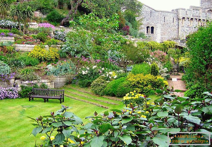 Do zaprojektowania krajobrazu w stylu śródziemnomorskim zastosowano angielski trawnik, który wraz z obfitością kwiatów czyni ogród bogatym i kolorowym. 