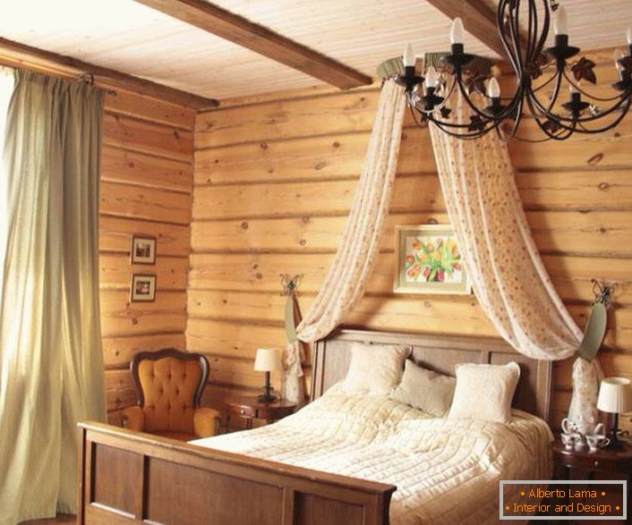 Baldachin nad łóżkiem w sypialni w rustykalnym stylu.
