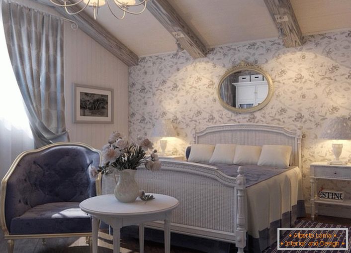 Meble do sypialni w stylu rustykalnym są wybierane harmonijnie. Na uwagę zasługują żyrandole i lampki nocne w klasycznych odcieniach.