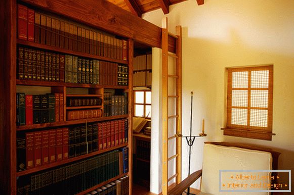 Biblioteka w małym domku Innermost House w północnej Kalifornii