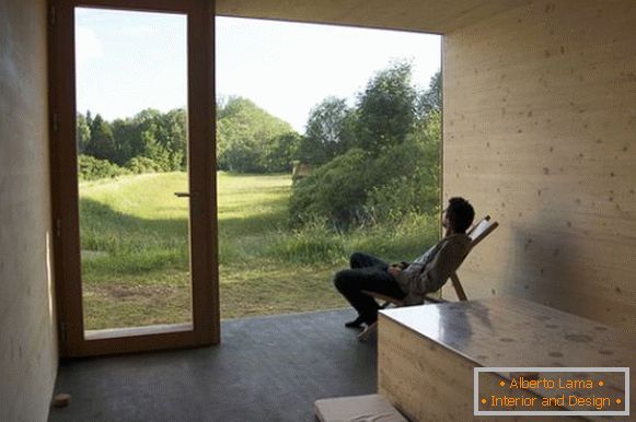 Wnętrze ekologicznego małego domku we Francji