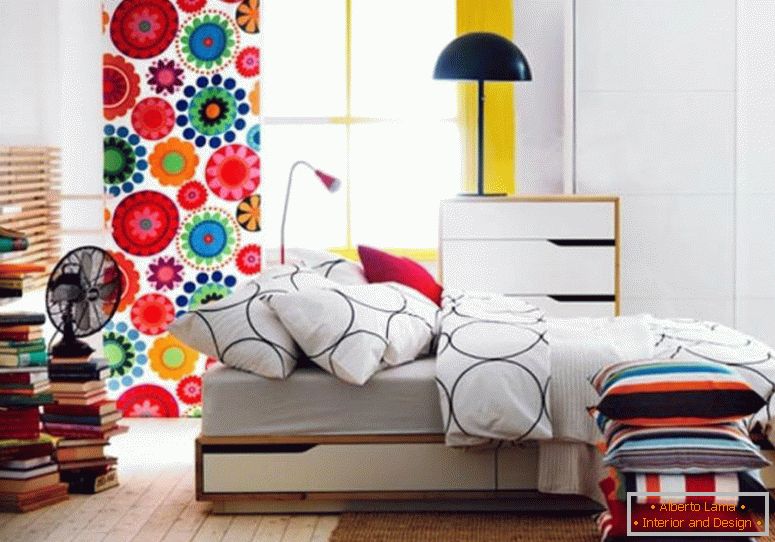 family-room-design-ideas-small-apartment-bed-set-furniture-ikea-bedroom-projekty-z-drewnianą podłogą-i-zasłoną-to-ma-piękny-kwiatowy-motyw