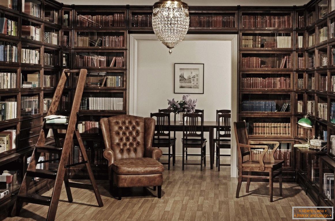 Domowa biblioteka z drewnianymi szafami