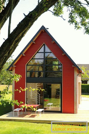 Wnętrze małego drewnianego domu z dużymi oknami