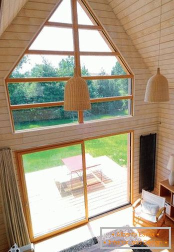 Szklane okna i drzwi w małym drewnianym domu