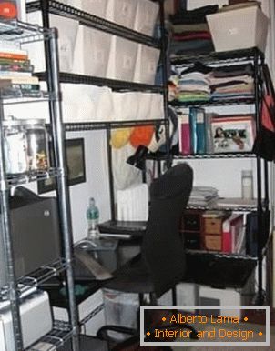 Obszar roboczy z biurkiem komputerowym i półkami do przechowywania
