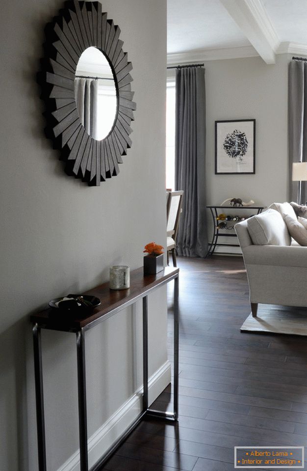 Wnętrze małego mieszkania: okrągłe lustro na korytarzu