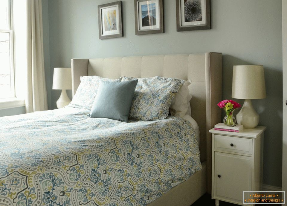 Wnętrze małego mieszkania: sypialnia w pastelowych kolorach