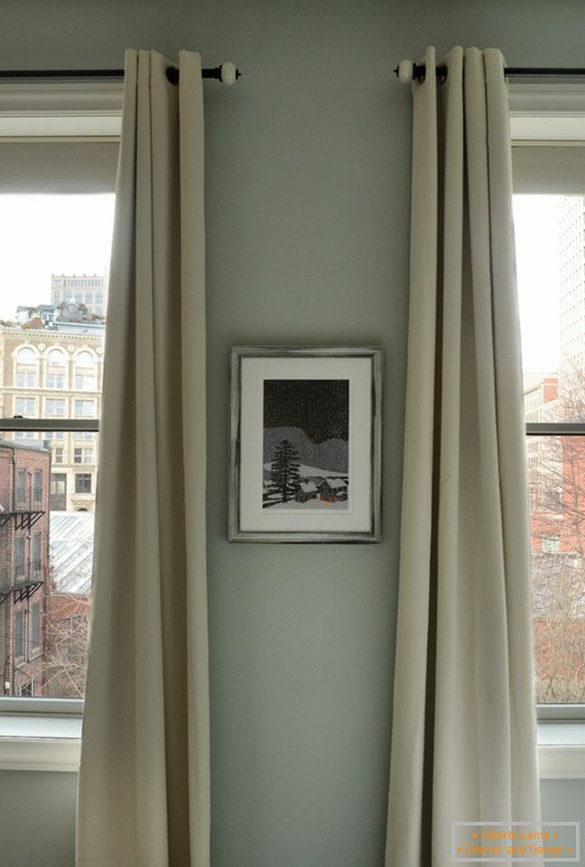 Wnętrze małego mieszkania: długie zasłony w oknach