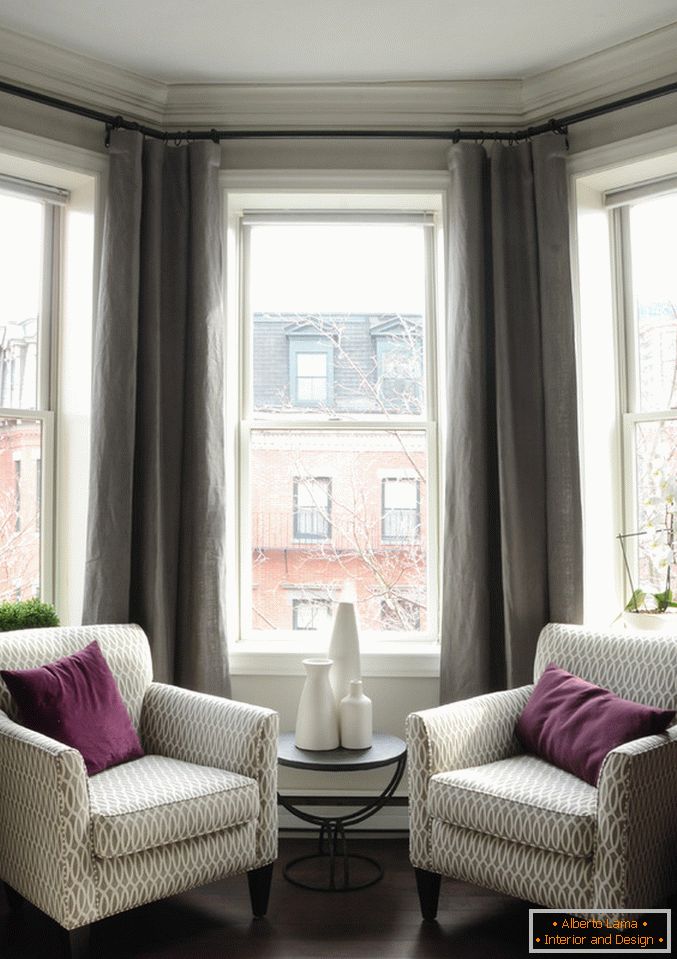 Wnętrze małego mieszkania: miejsce do siedzenia przy oknie