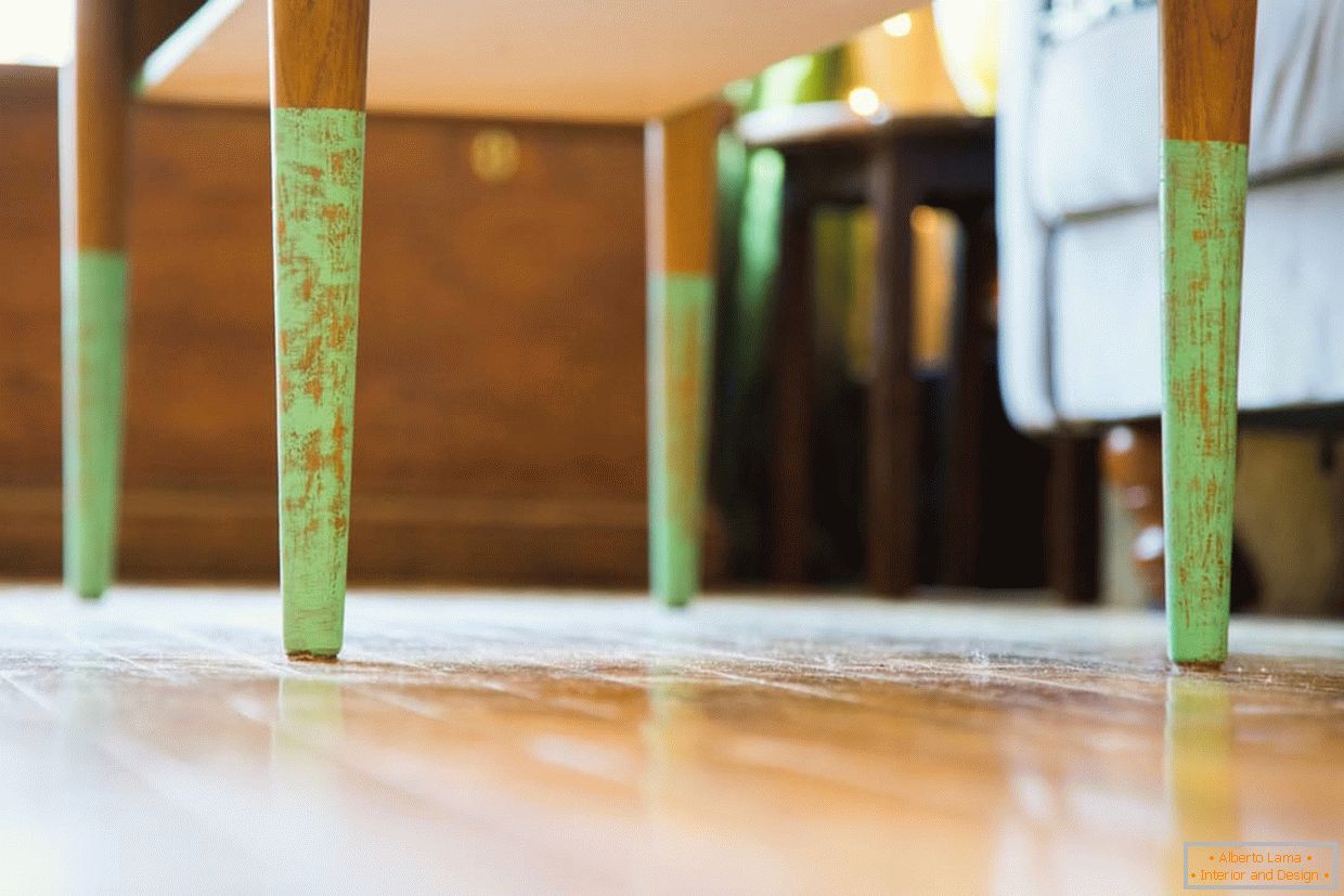 Drewniana podłoga в интерьере маленькой квартирки
