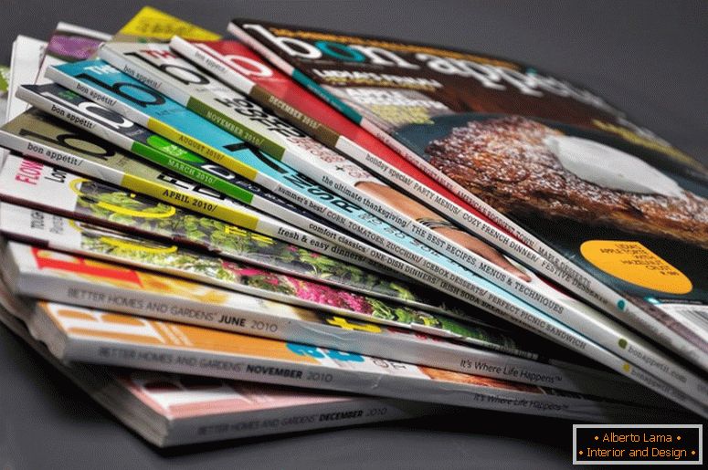 Stos kolorowych czasopism