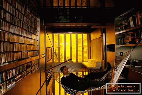 Wnętrze małego pokoju: hamak w bibliotece